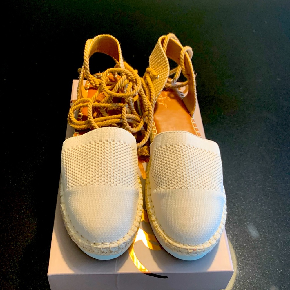 CV-Braille white swan/natural sandal, woman’s size 10